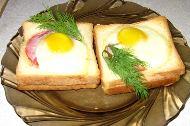 Хлеб с яйцом и сыром на сковороде. Бутерброд с яйцом. Бутерброды с яйцом и сыром. Горячие бутерброды с яйцом. Горячий бутерброд с яйцом.